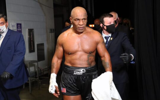 Huyền thoại Tyson gạt bỏ mối thù 21 năm với Mayweather