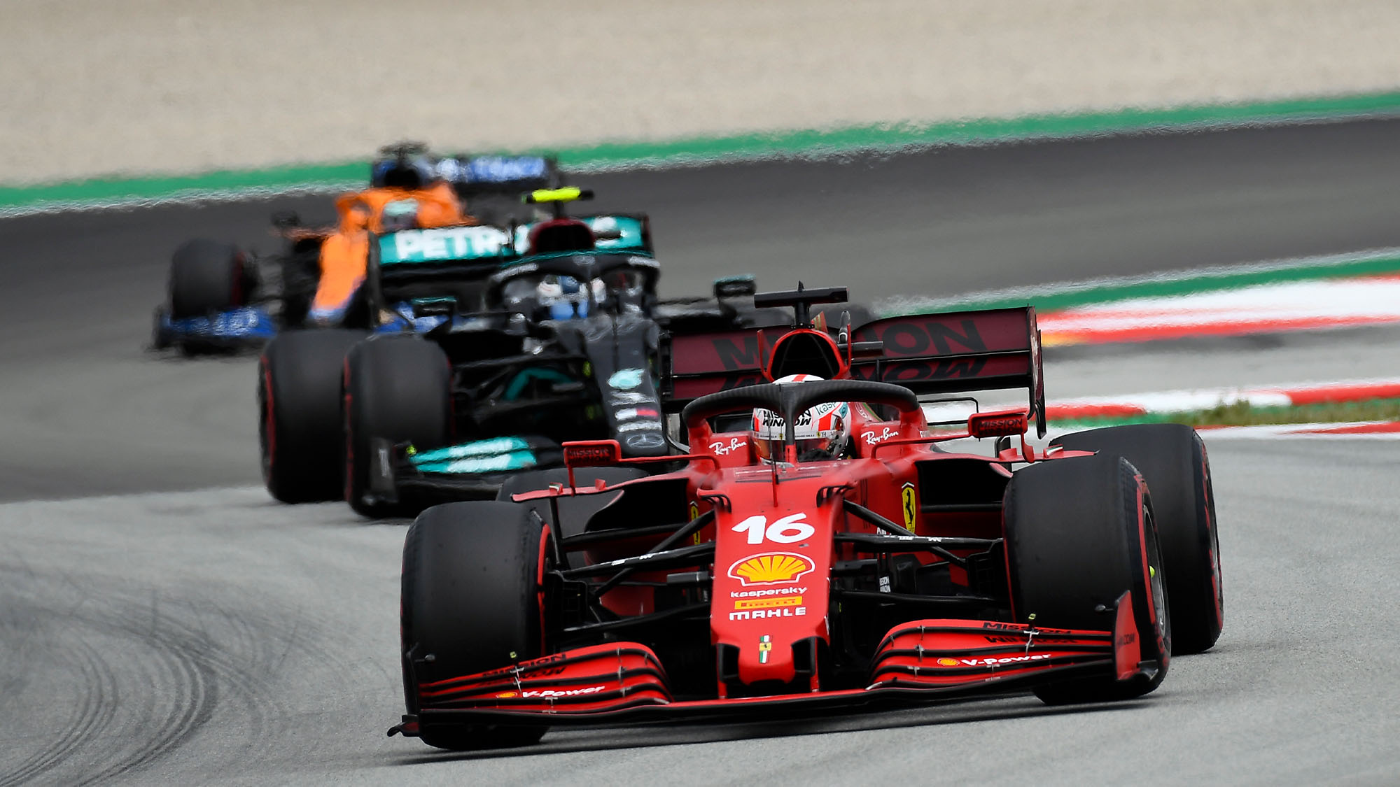 Charles Leclerc và Ferrari quyết định không thay mới hộp số