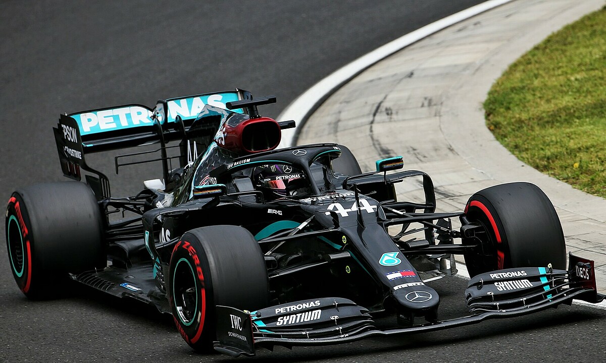 Đầu tiên là lựa chọn thời điểm vào pit sai lầm cho Lewis Hamilton.
