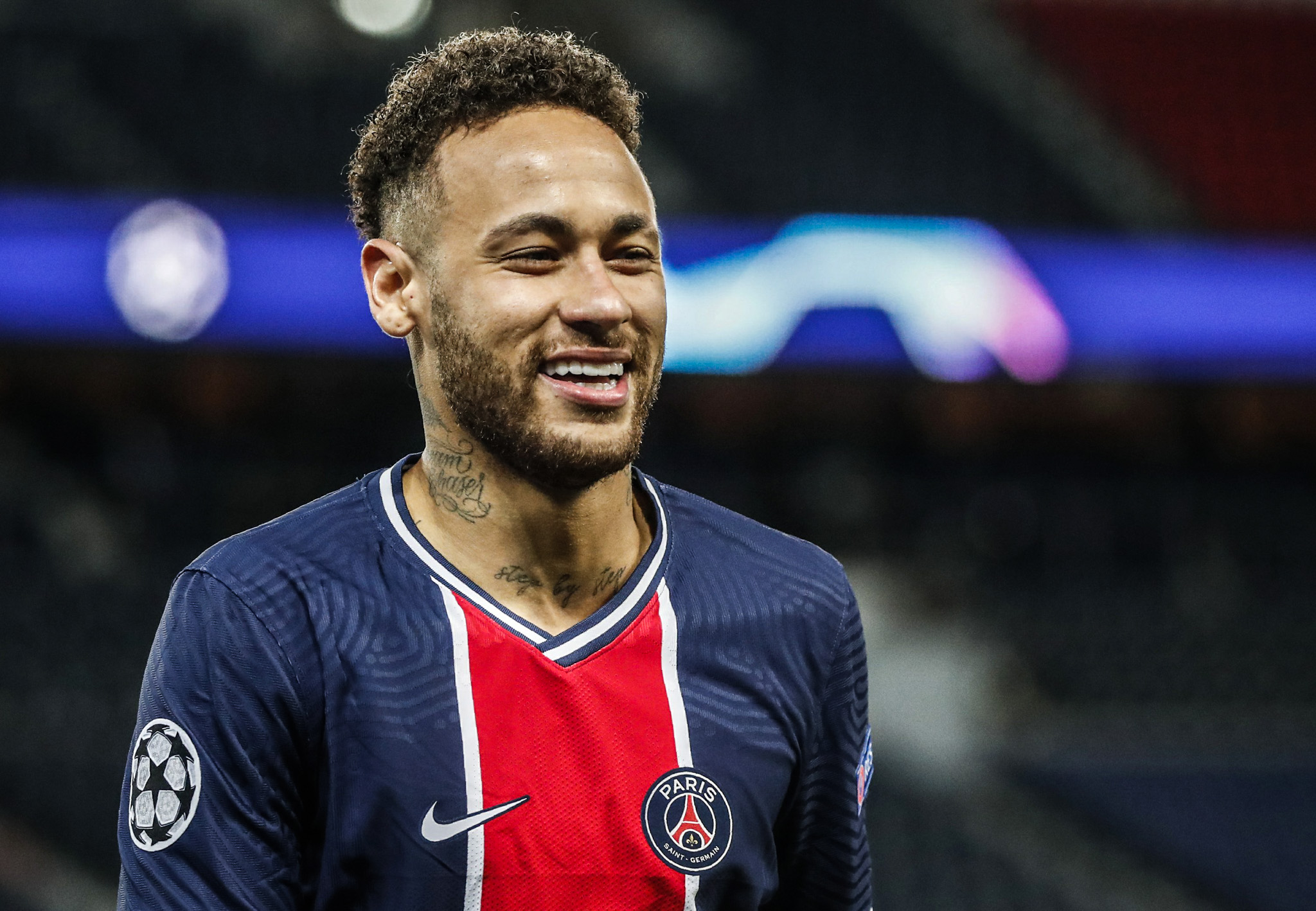 Cầu thủ Neymar bị fan trẻ tuổi tấn công